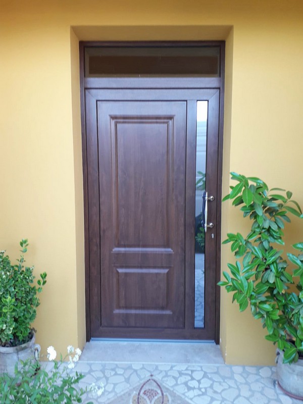 Tipologia serramenti: Porta d’ingresso ad 1 anta con sopraluce - Profilo PVC: Synego - Colore: Noce - Accessori: Satinati